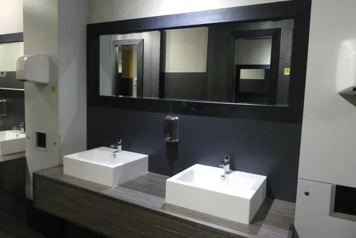 Waschplatz-Set mit Doppelwaschbecken, Konsolenteil, Armatur, Spiegel, Seifenspender und Handtrockner Maße in cm ca. 200 cm breit